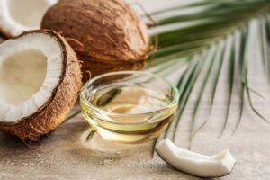 خواص روغن نارگیل برای سفیدی پوست: چگونه با روغن نارگیل پوست روشن‌ تری داشته باشیم؟