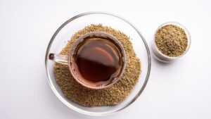 خواص عرق زنیان: عرق زنیان برای معده، لاغری و درمان نفخ