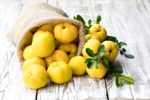 خواص به؛ میوه‌ ای مفید برای معده، قلب و اعصاب