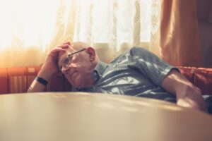 احساس خستگی در سالمندان: چه زمانی طبیعی است و چه مواقعی نیازمند بررسی پزشکی؟