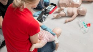 هشدار اورژانس: چگونه از خفگی کودکان با اجسام کوچک جلوگیری کنیم؟