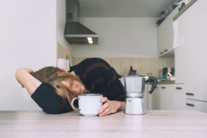 چرا قهوه گاهی شما را خواب‌ آلود می‌ کند؟ بررسی علمی تداخل قهوه با ریتم طبیعی بدن