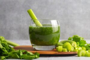 فواید نوشیدن آب کرفس ناشتا + بررسی علمی خواص و مضرات