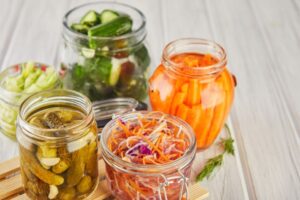 ترشی همراه چه غذاهایی مضر است؟ نکاتی برای مصرف ایمن ترشیجات