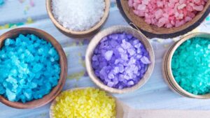 چرا مصرف نمک های رنگی و نمک دریا می تواند برای سلامت خطرناک باشد؟
