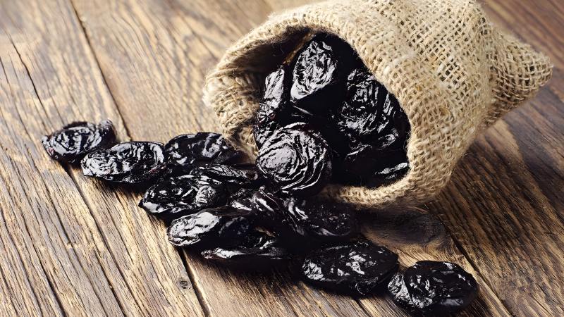 بهترین زمان مصرف آلو خشک برای یبوست و سلامت گوارش چیست؟