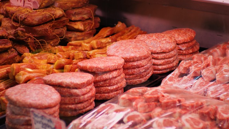 مصرف گوشت فرآوری شده چه ارتباطی با سرطان معده و مری دارد؟ بررسی یک مطالعه جدید