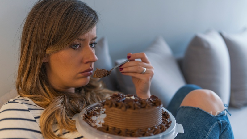 چگونه پرخوری احساسی را کنترل کنیم؟