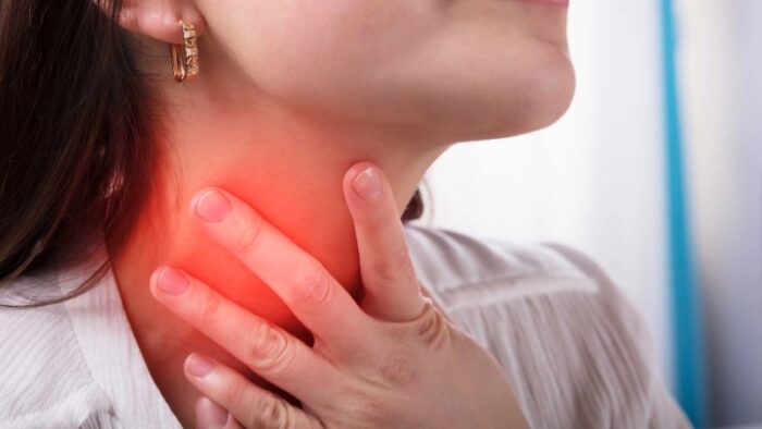 ۸ علت سوزش گلو بدون سرماخوردگی؛ از رفلاکس معده تا آلرژی